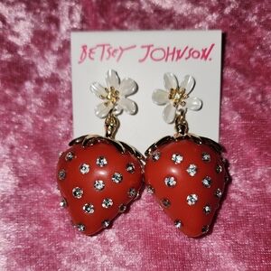 ✨️🍓NWT STUNNING RED STRABERRY EARRINGS / SPARKLING ACCENT/ BETSEY JOHNSON✨️🍓✨️